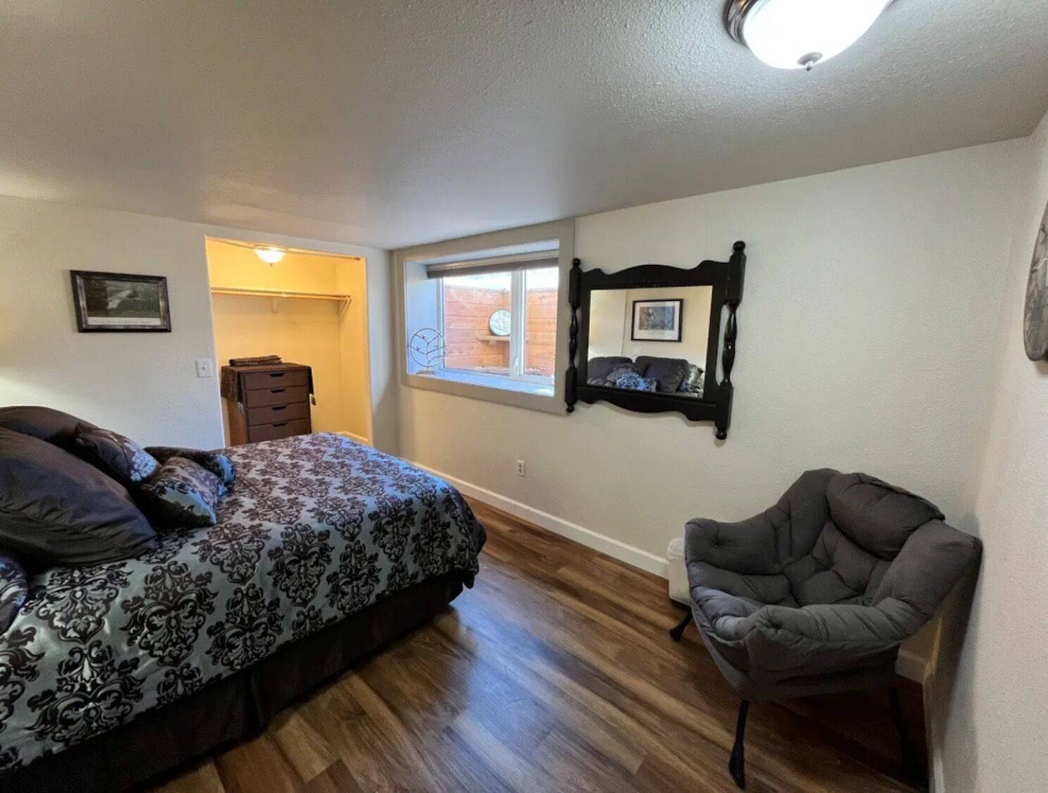 1 slaapkamer, een strijkplank/strijkijzer, wifi, beddengoed