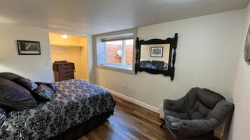 1 slaapkamer, een strijkplank/strijkijzer, wifi, beddengoed