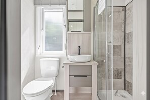 Doccia, asciugacapelli, asciugamani, sapone