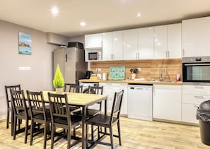 Coffee/tea maker, fridge, microwave, oven - L'Esprit Normand, chaleureux appartement fraichement rénové proche CHU (Rouen)
