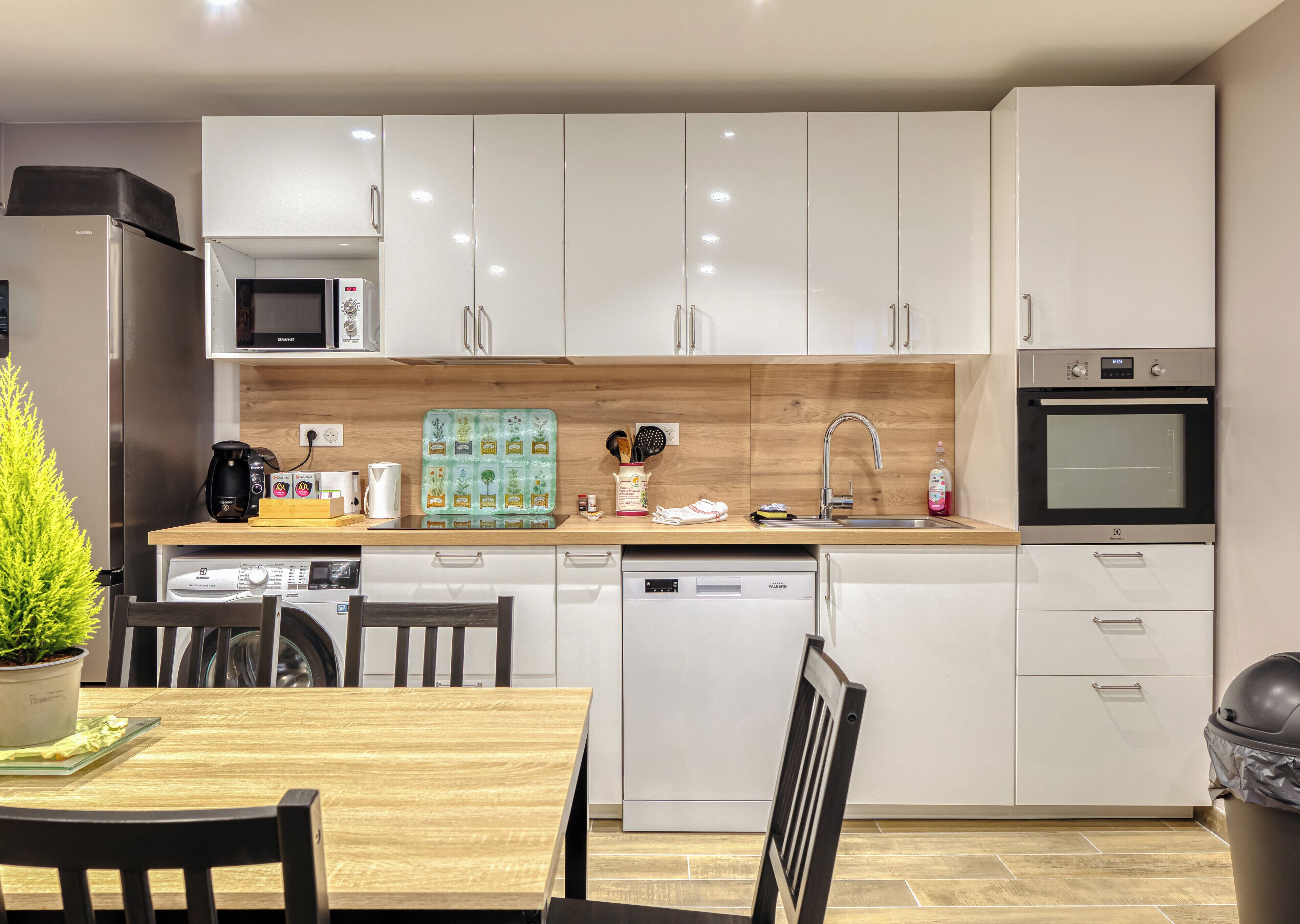 Kühlschrank, Mikrowelle, Ofen, Geschirrspüler