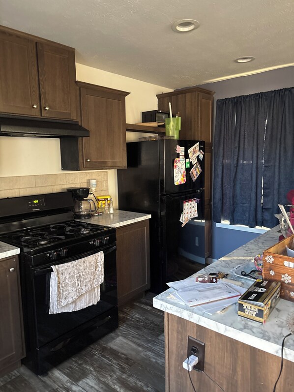 Private kitchen - Cozy 3-bedroom mobile home in lovely Lake Elmo with AC (Lake Elmo)