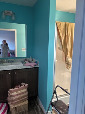 Towels, soap, toilet paper - Cozy 3-bedroom mobile home in lovely Lake Elmo with AC (Lake Elmo)