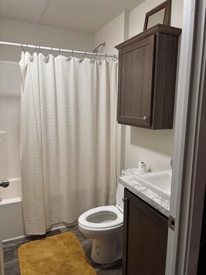 مناشف، صابون، ورق حمّام