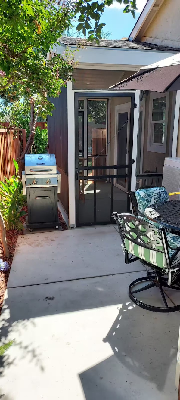Outdoor dining - Charming 1-bedroom In-Law unit in Livermore (Livermore)