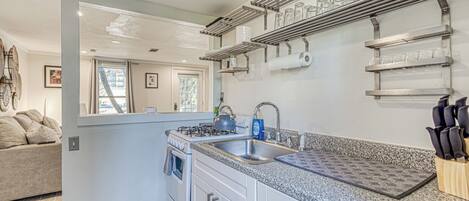 Réfrigérateur, four à micro-ondes, un four, surface de cuisson