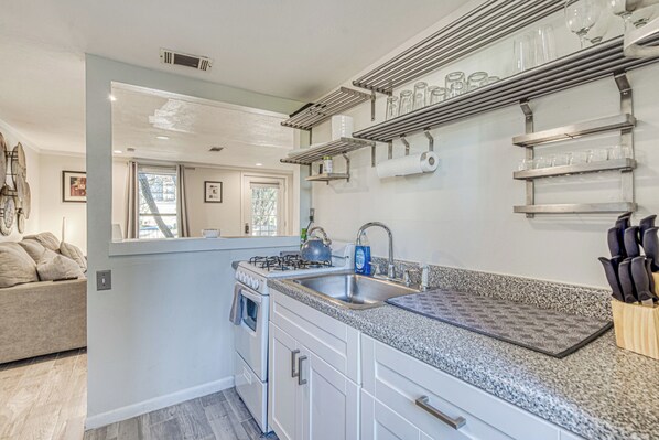 Een koelkast, een microgolfoven, een oven, een kookplaat