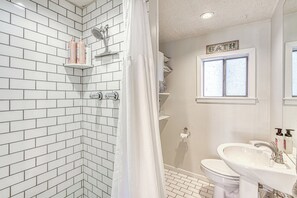 Een douche, een haardroger, handdoeken, zeep