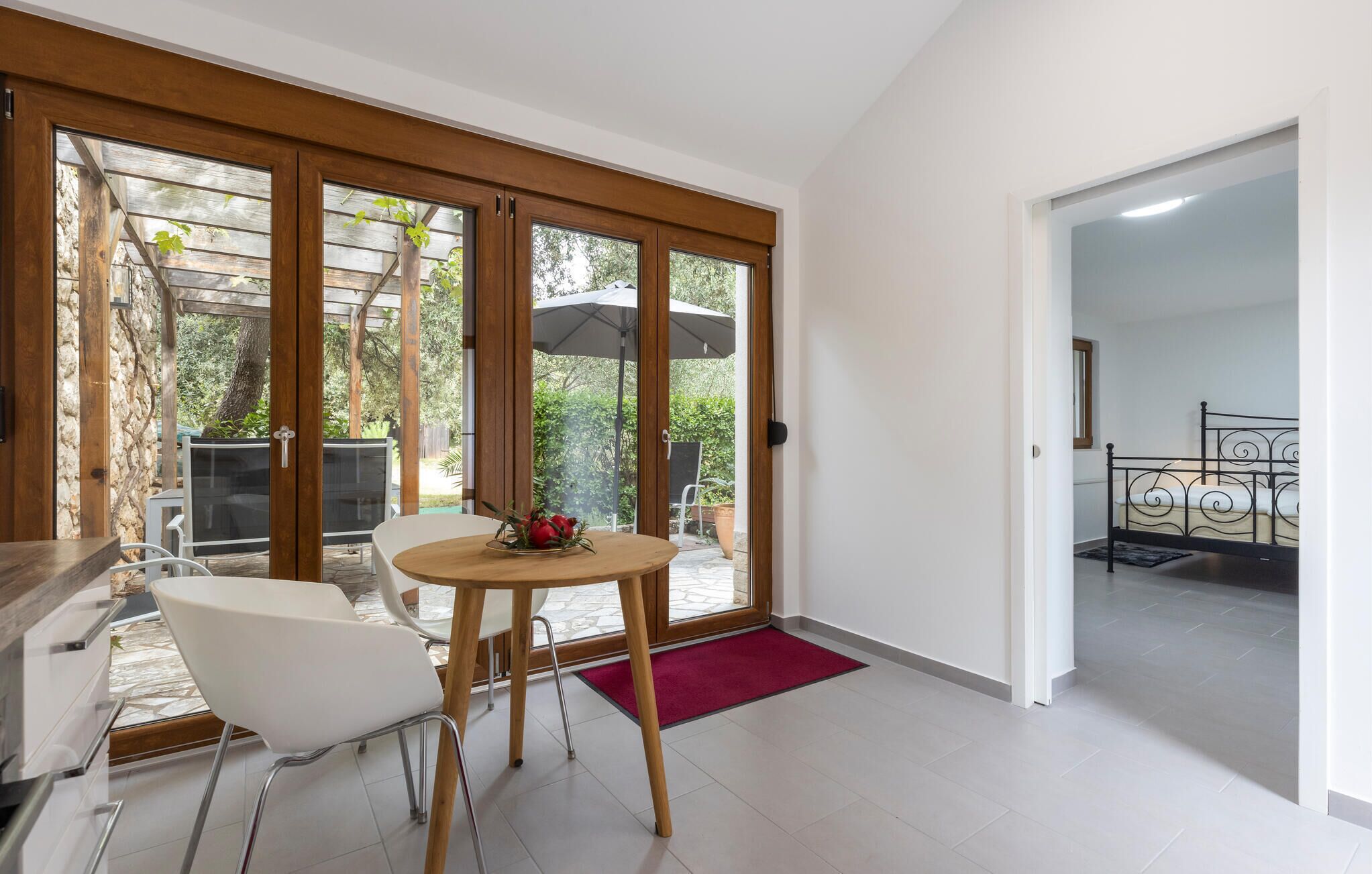 Une cuisine moderne avec des meubles blancs et un plan de travail en bois.