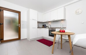 Kühlschrank, Ofen, Herdplatte, Wasserkocher mit Kaffee-/Teezubehör