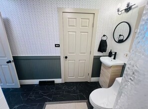 Dusche, Haartrockner, Handtücher, Seife