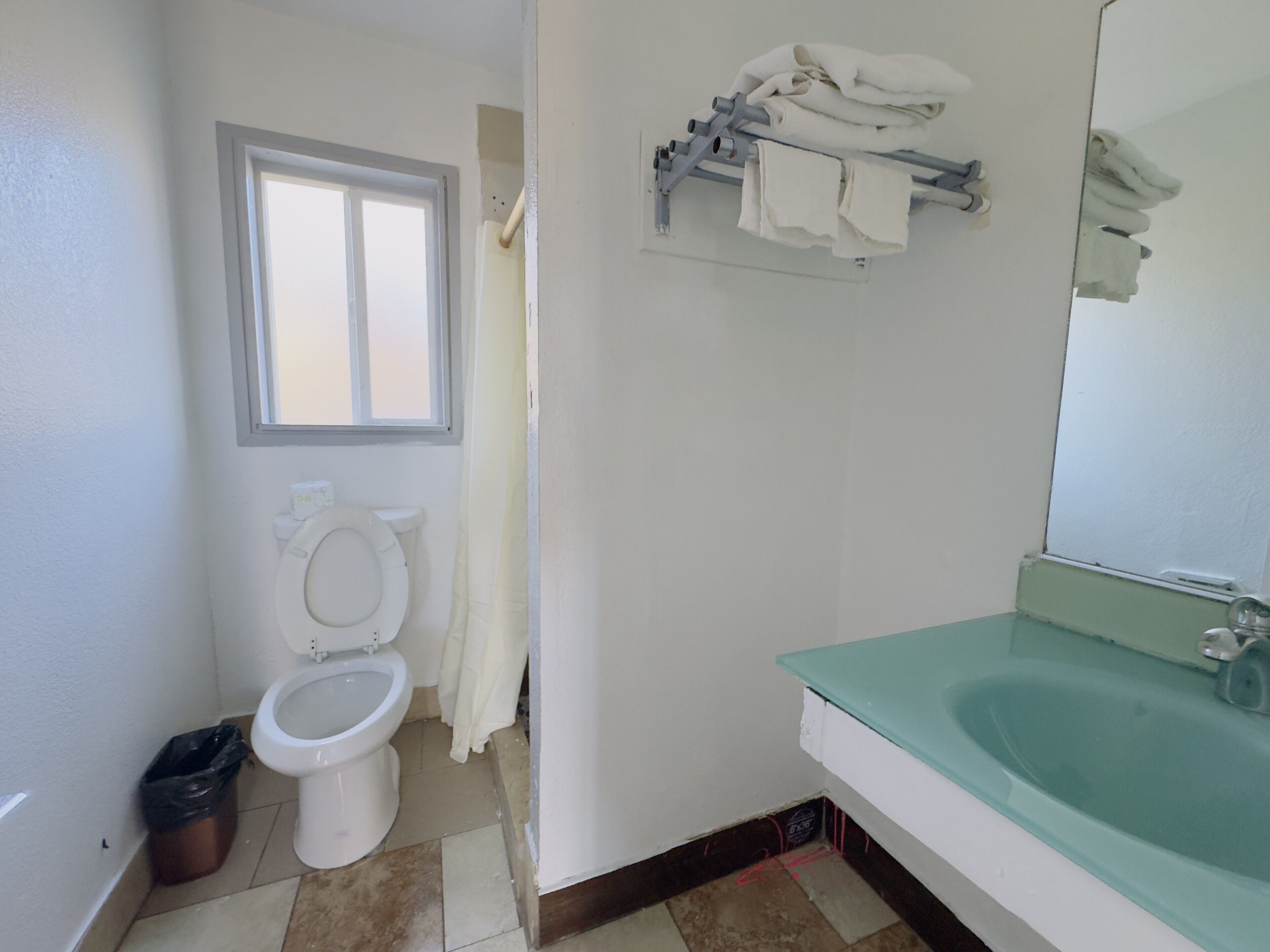 Habitación individual | Baño | Regadera, toallas, jabón, shampoo 