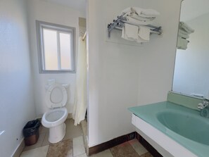 单人房 | 浴室 | 淋浴设施、毛巾、肥皂、洗发水