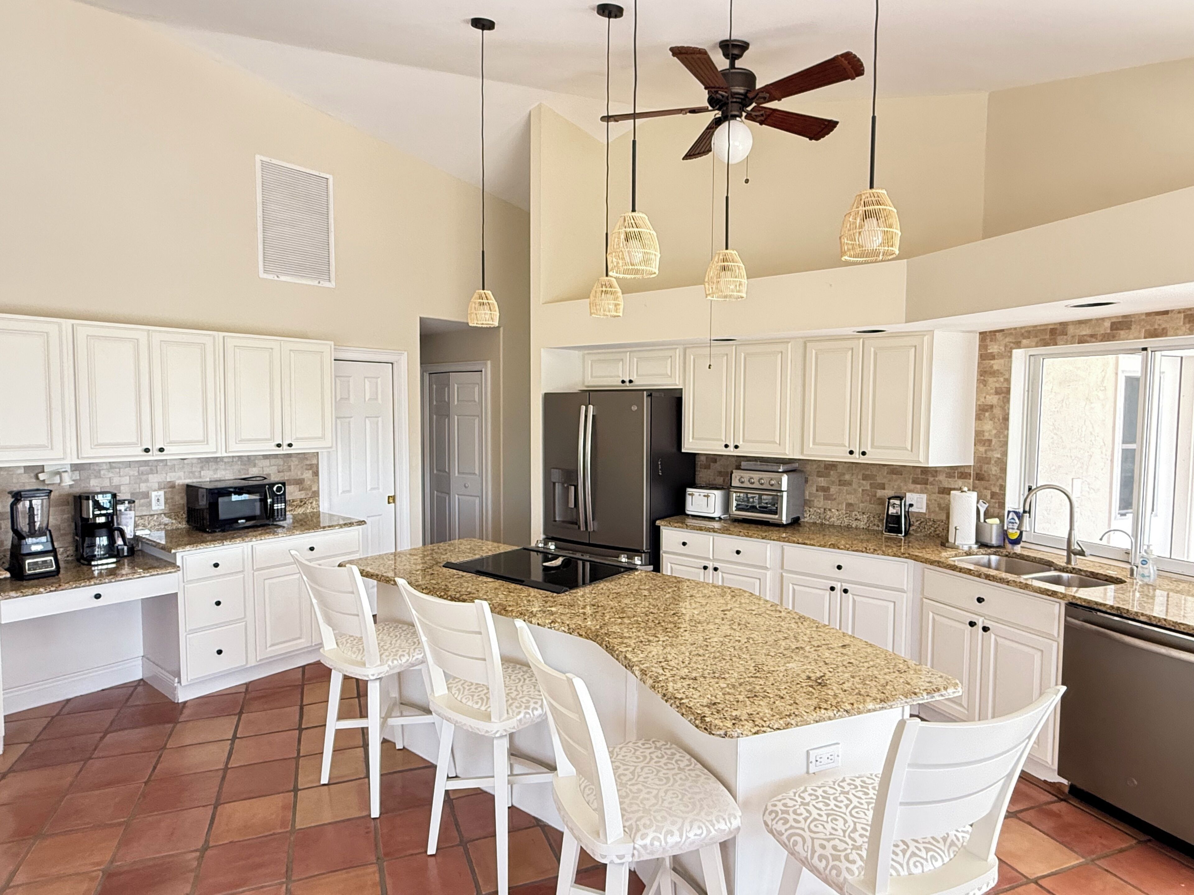 Micro-ondes, four, plaque de cuisson, lave-vaisselle