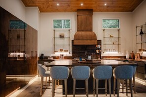 Fridge, microwave, oven, stovetop - Swanky Chalet with Sauna, HotTub, EpicView, Golf, King Suite (Blue Ridge)