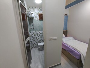 Deluxe Single Room, Balcony, City View | Bathroom | Hair dryer, towels, soap, toilet paper