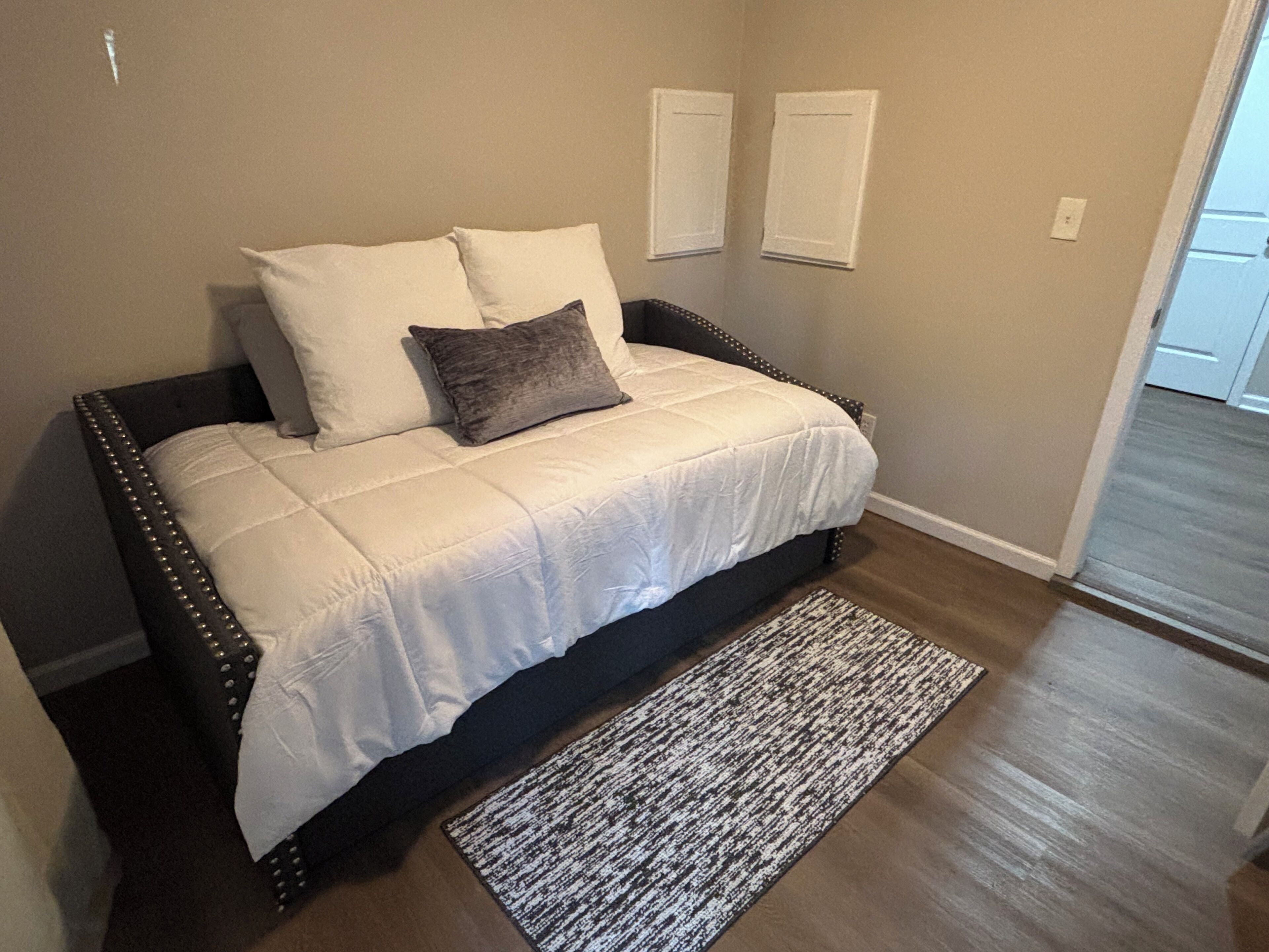 Skrivebord, strykejern/-brett, reiseseng for barn og wi-fi