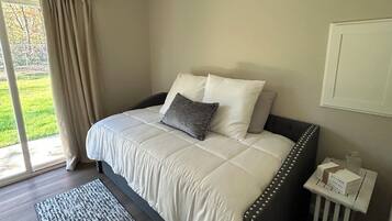 Escritorio, tabla de planchar con plancha, cuna de viaje y wifi