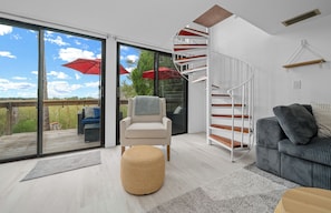 Living area - Riverview Bungalow (Crystal River)