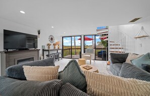 Living area - Riverview Bungalow (Crystal River)