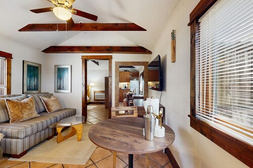 Charming Brevard cottage perfect for a getaway with local shops & breweries!