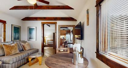 Charming Brevard cottage perfect for a getaway with local shops & breweries!