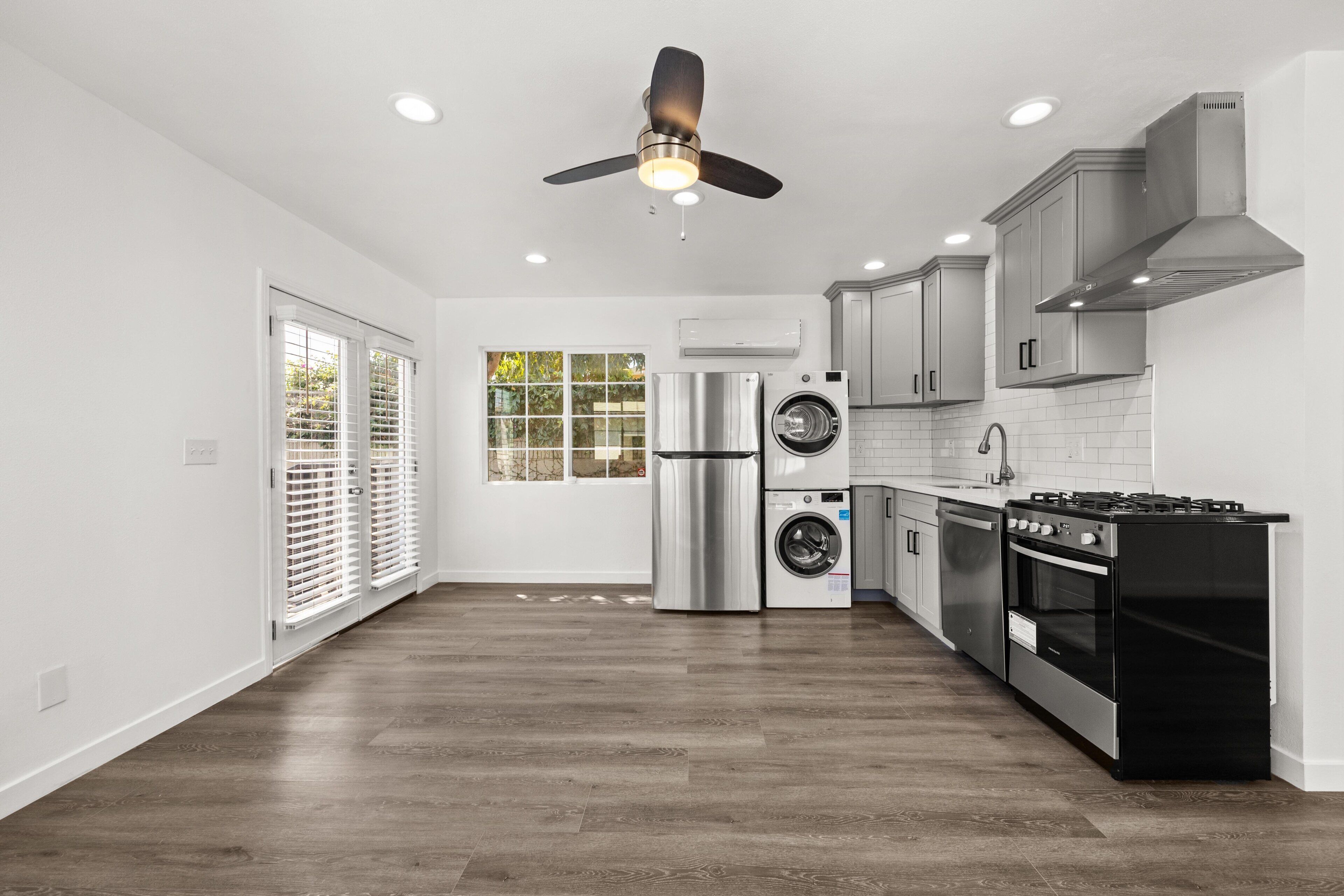 Microondas, horno, placa de cocina y lavavajillas