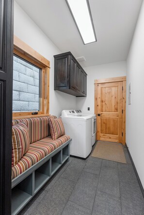 المنشأة من الداخل