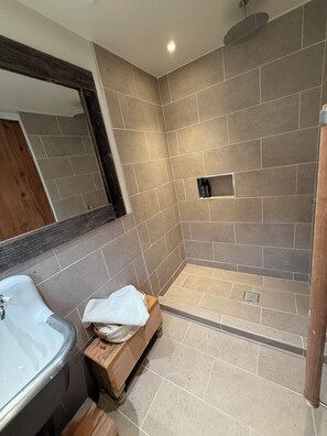 Douche, sèche-cheveux, serviettes fournies, savon