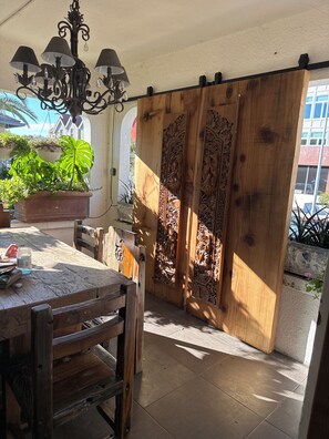 A wooden dining table with chairs, a chandelier, and a potted plant. - Amazing 4-bedroom home with AC in downtown San Rafael (San Rafael)