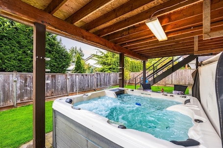 Outdoor spa tub. Private Luxury home! *HotTub & Gym!* *Sleeps 8*