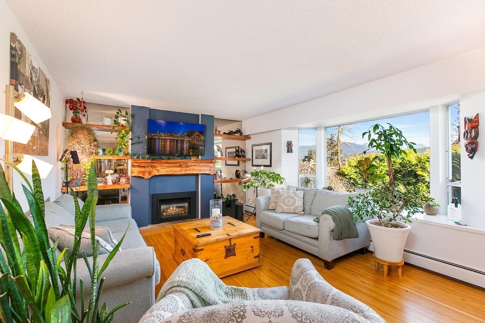 Smart TV, fireplace, stereo