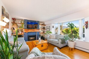 Una Smart TV, una chimenea, un reproductor estéreo