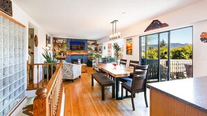 Una cocina amplia con comedor, ventanas grandes y vistas al exterior.