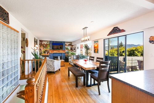 Private Luxury home! *HotTub & Gym!* *Sleeps 8*