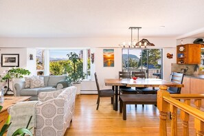 Smart TV, fireplace, stereo