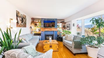 Smart TV, chimenea y estéreo