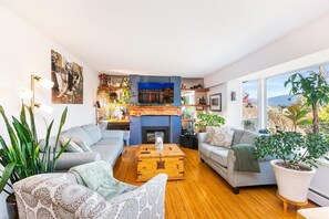 TV connectée, cheminée, chaîne hi-fi