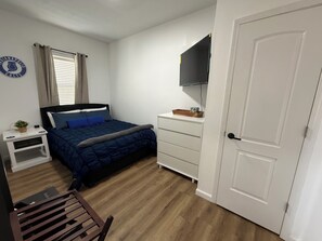 1 habitación, tabla de planchar con plancha, wifi y ropa de cama
