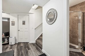 Interior - Charming Basement Suite With Parkingcalgary (Calgary)