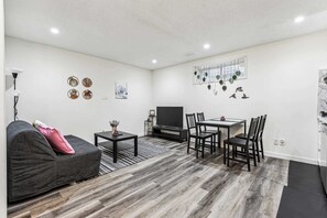 Interior - Charming Basement Suite With Parkingcalgary (Calgary)