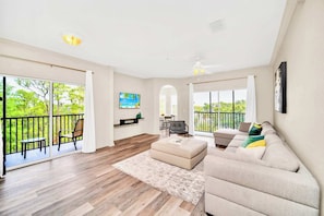 Interior - Upstay - Pet-friendly Suite w Pool, Sauna (Winter Garden)