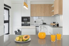 Coffee/tea maker, fridge, microwave, oven - Apartamento São Lucas I - With shared swimming pool (Funchal)