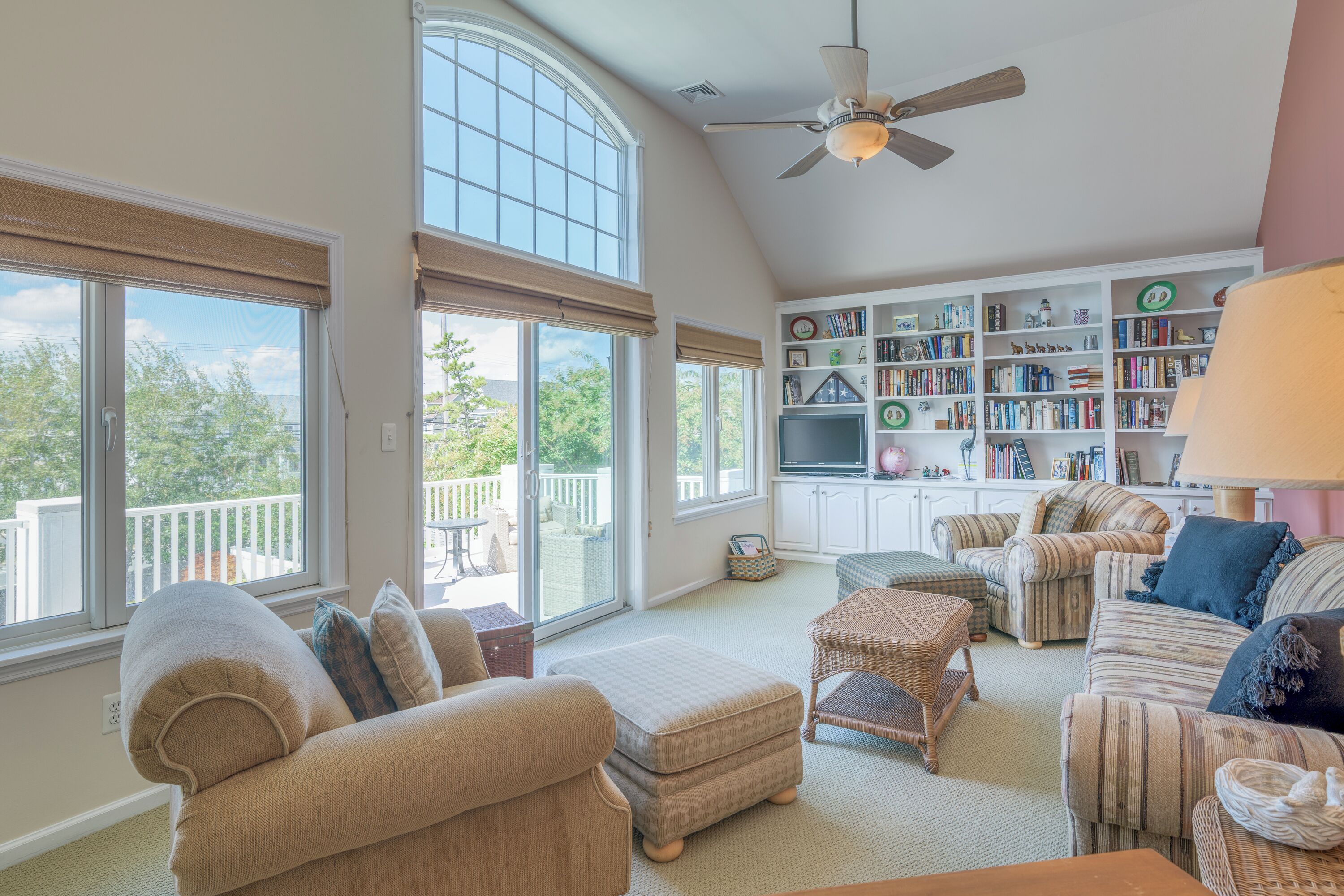 Una televisión, una chimenea