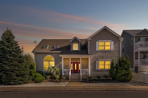 Spacious 6-bedroom house in Normandy Beach - perfect for the whole fam!