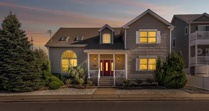 Spacious 6-bedroom house in Normandy Beach - perfect for the whole fam!