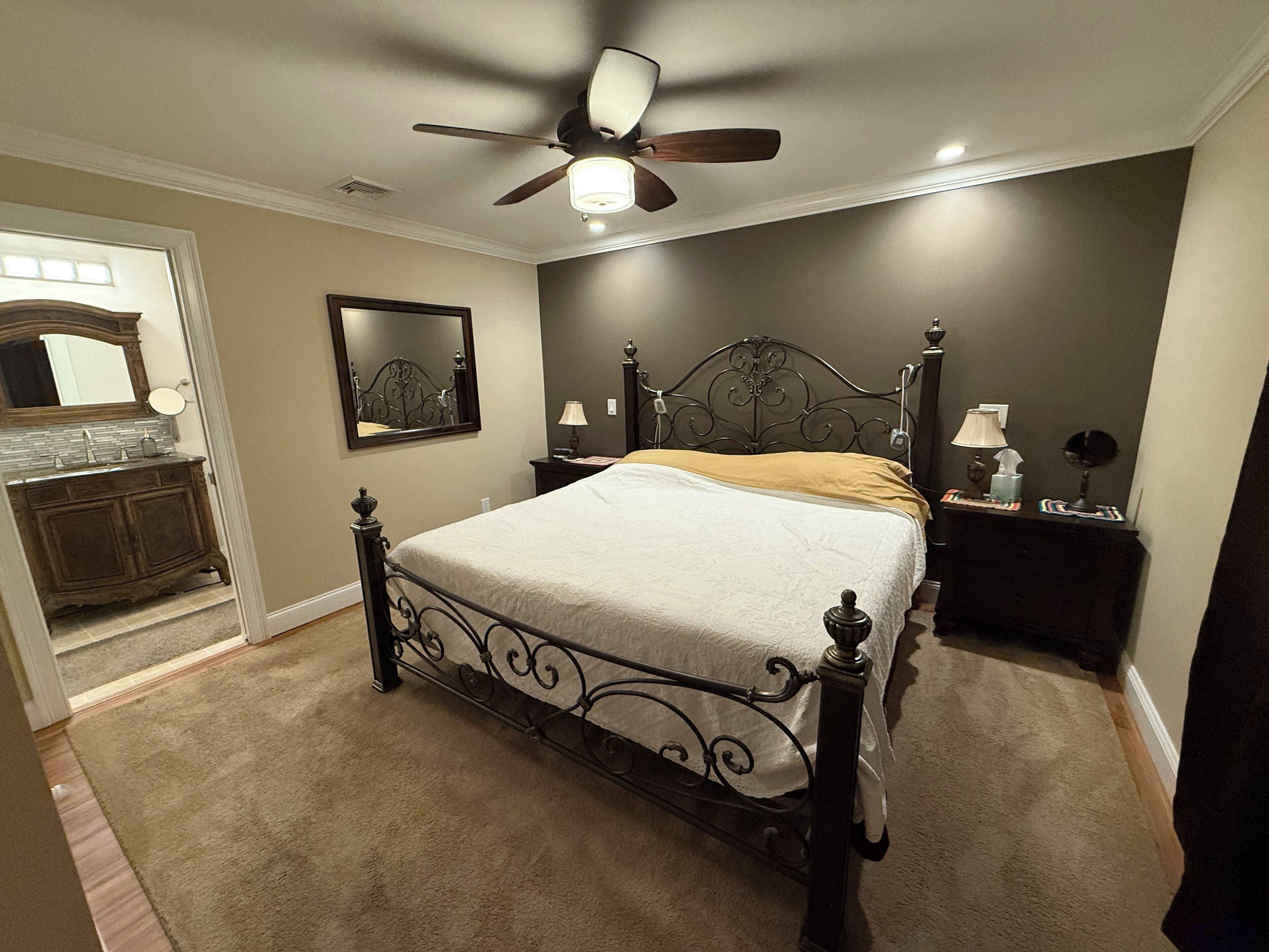 3 habitaciones, escritorio, tabla de planchar con plancha y wifi gratis 