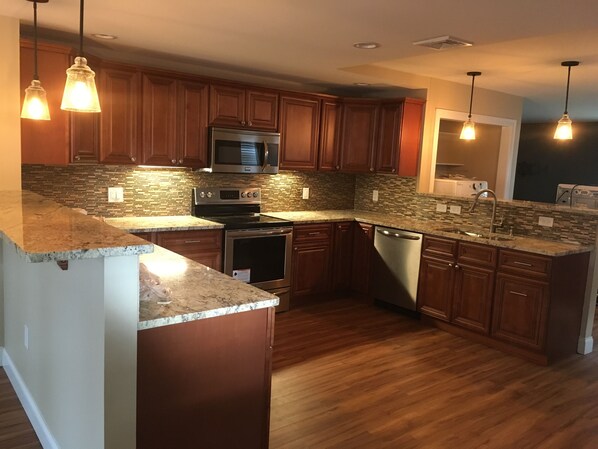 Frigorifero, microonde, forno, piano cottura