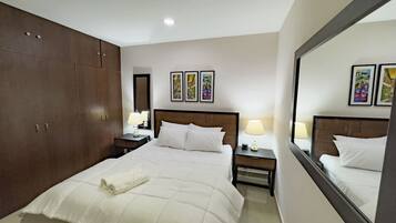 Silitysrauta/-lauta, vauvan matkasänky, Wi-Fi, vuodevaatteet