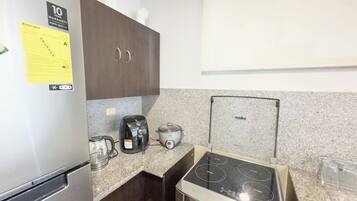 Jääkaappi, mikroaaltouuni, uuni, liesi